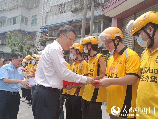 四川省人社廳走訪慰問堅守一線的農(nóng)民工朋友并發(fā)放慰問金、防暑用品。吳舒婷攝