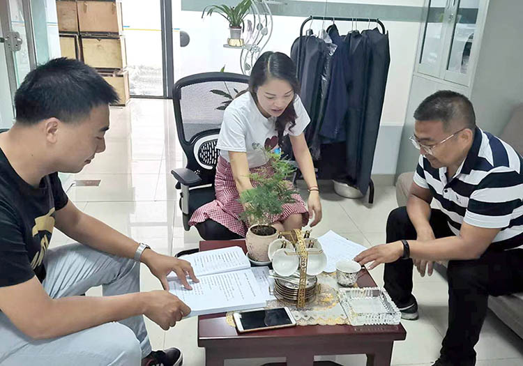 工作人員到企業(yè)問計問需。綿竹市融媒體中心供圖