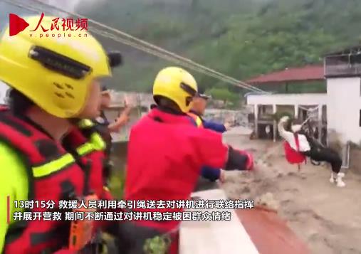 7月12日，四川省平武縣木座鄉(xiāng)連夜暴雨導(dǎo)致河流改道，徑直沖上木座鄉(xiāng)場鎮(zhèn)街道并迅速漫過路面。消防救援人員聯(lián)合現(xiàn)場各方力量，全力對被困群眾開展搜尋和救援。
