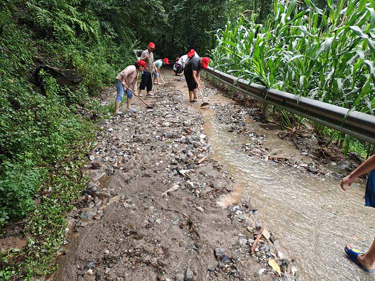 將道路上得礫石清除。青川縣融媒體中心供圖