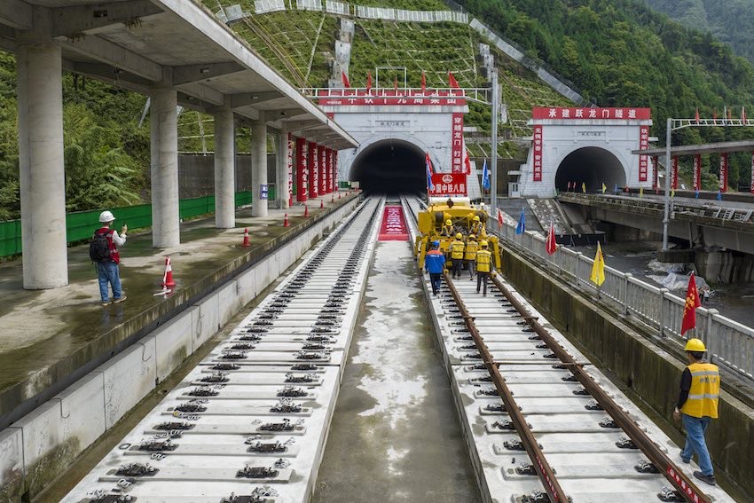 成蘭鐵路啟動(dòng)高原段鋪軌意味著全線建設(shè)進(jìn)入最后攻堅(jiān)階段。成蘭公司供圖