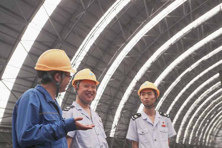 稅務(wù)干部到企業(yè)宣傳留抵退稅政策。達州市稅務(wù)局供圖