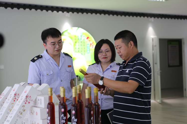 稅務(wù)干部在企業(yè)了解生產(chǎn)經(jīng)營(yíng)情況，確保政策紅利直達(dá)快享。達(dá)州市稅務(wù)局供圖