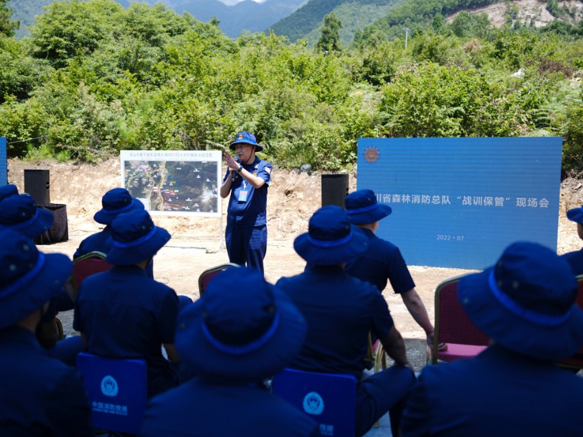 夏進榮總隊長在冕寧“4·20”火場復(fù)盤中為觀摩人員講授滅火戰(zhàn)法。四川省森林消防總隊供圖