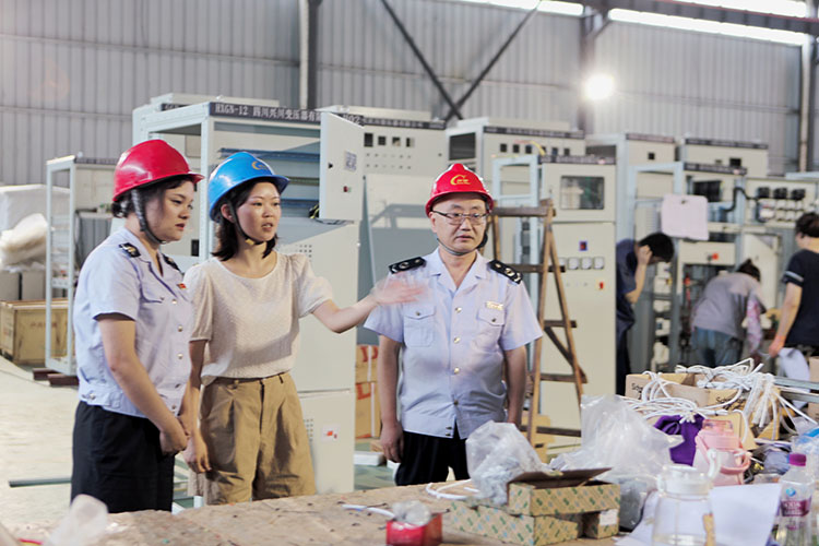 稅務(wù)干部到企業(yè)實地走訪。達州市稅務(wù)局供圖