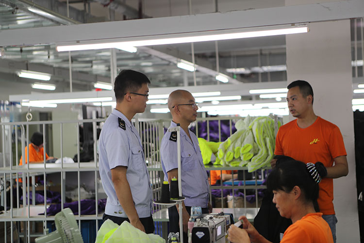 稅務(wù)干部到企業(yè)詢問(wèn)貸款是否到位。達(dá)州市稅務(wù)局供圖