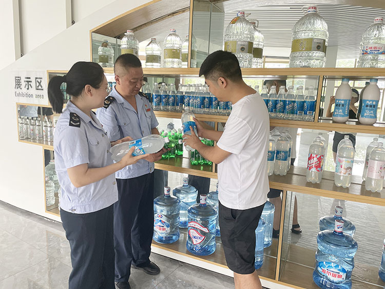 稅務(wù)干部到企業(yè)“點(diǎn)對(duì)點(diǎn)”宣傳留抵退稅政策。四川省稅務(wù)局供圖