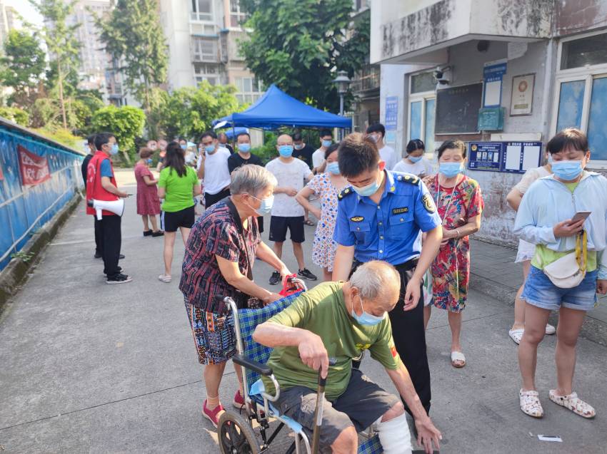 幫扶社區(qū)老年居民。成都市城市管理行政執(zhí)法總隊(duì)供圖