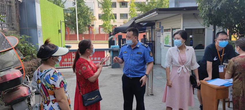 講解引導。成都市城市管理行政執(zhí)法總隊供圖