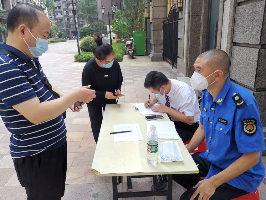 人員登記。成都市城市管理行政執(zhí)法總隊(duì)供圖