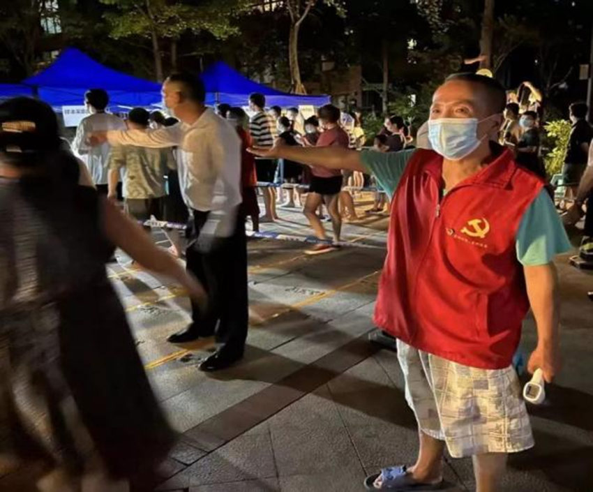 志愿者引導(dǎo)居民有序進(jìn)行核酸檢測。金牛區(qū)文明辦供圖