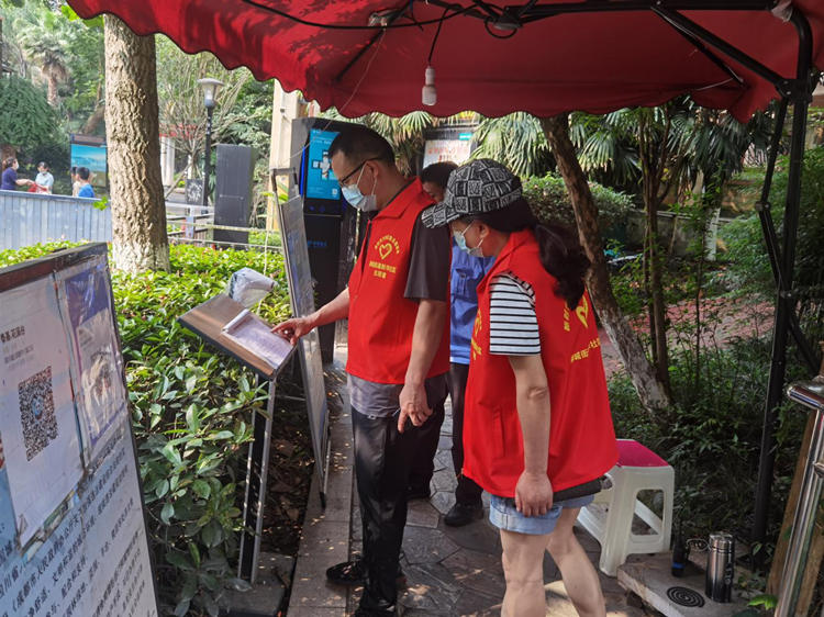 “雷鋒伙伴”志愿服務隊參與疫情防控門崗值守。柳城街道辦供圖