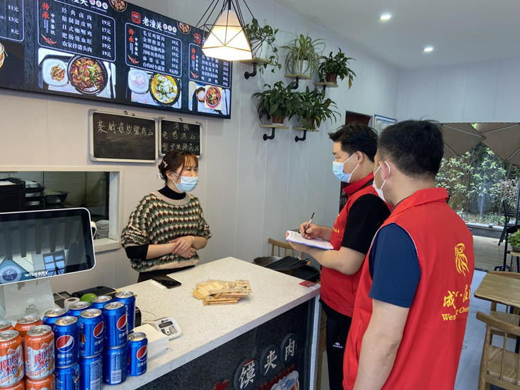 “雷鋒伙伴”志愿服務(wù)隊(duì)走訪商家。柳城街道辦供圖