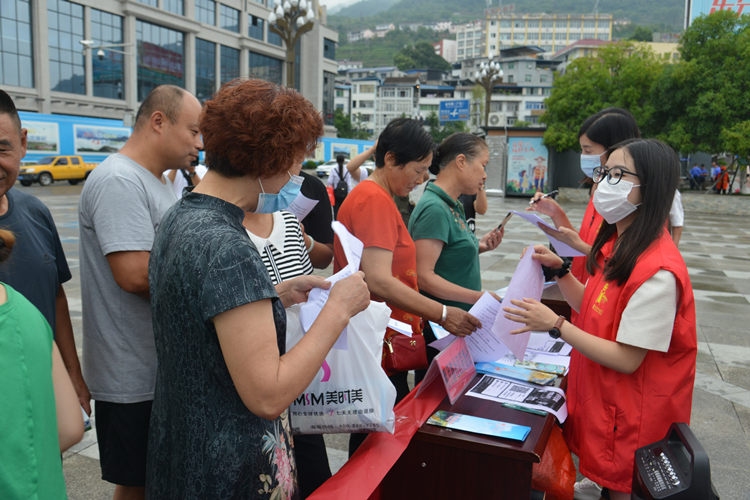 市民排隊領(lǐng)宣傳資料。朝天區(qū)融媒體中心供圖