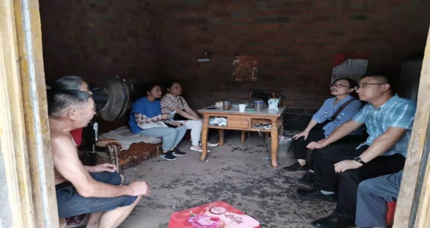 陳偉走訪(fǎng)慰問(wèn)脫貧戶(hù)。葉志強(qiáng)供圖