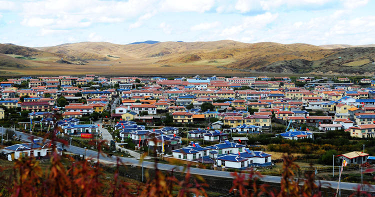 振興中的阿壩州牧民新村。阿壩州委宣傳部供圖