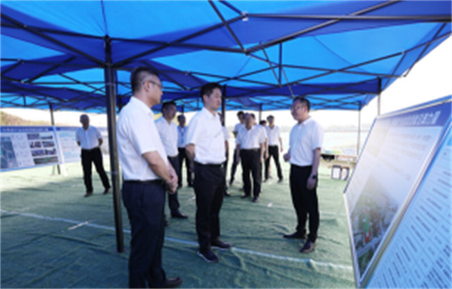 自貢市委副書記、市長曾洪揚調(diào)研川南新材料產(chǎn)業(yè)基地建設(shè)暨重大項目推進情況。沿灘融媒供圖