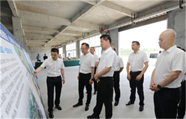 自貢市委副書記、市長(zhǎng)曾洪揚(yáng)調(diào)研自貢食品工業(yè)園項(xiàng)目建設(shè)情況和入駐企業(yè)達(dá)產(chǎn)情況。沿灘融媒供圖