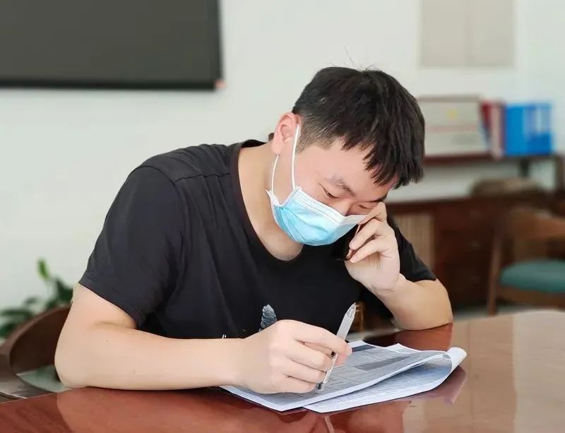 何鵬正在進(jìn)行信息核對(duì)。龍泉驛區(qū)委宣傳部供圖