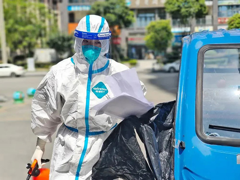 烈日下，何鵬徒步按照名單挨家挨戶收垃圾。龍泉驛區(qū)委宣傳部供圖