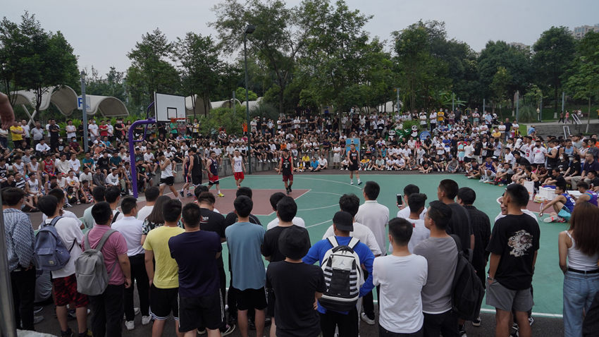 大源中央公園籃球場。夜幕大源供圖