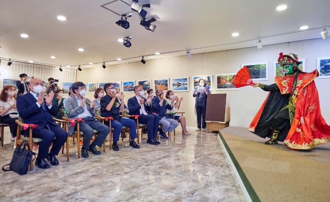 川劇變臉表演引來(lái)陣陣掌聲。主辦方供圖