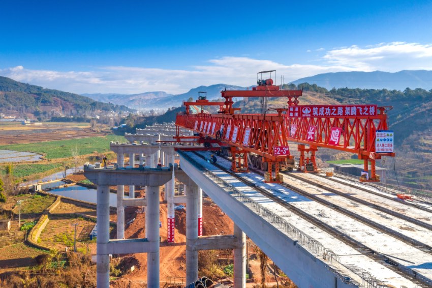 會(huì)理交通正在迎來(lái)改變，圖為宜攀高速公路馮家灣大橋架梁鋪設(shè)現(xiàn)場(chǎng)。會(huì)理市交通局供圖