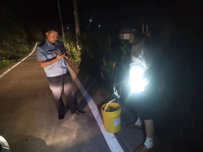 民警現(xiàn)場擋獲獵捕蟾蜍人員。綿陽市公安局供圖