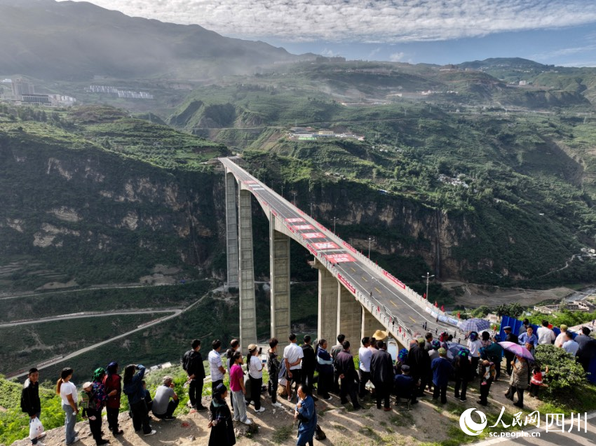2022年6月30日，“世界第一高墩”金陽河三峽連心橋正式通車，將進一步助推“金沙瑤池”金陽發(fā)展。王云攝