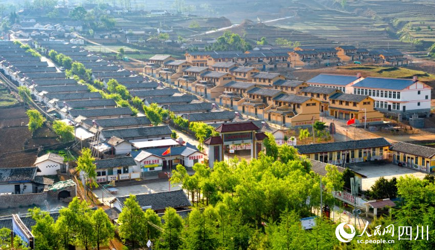 金陽正在大力發(fā)展民俗旅游新業(yè)態(tài)，圖為百草坡鎮(zhèn)丙乙底特色旅游村寨。 曲木子撒攝