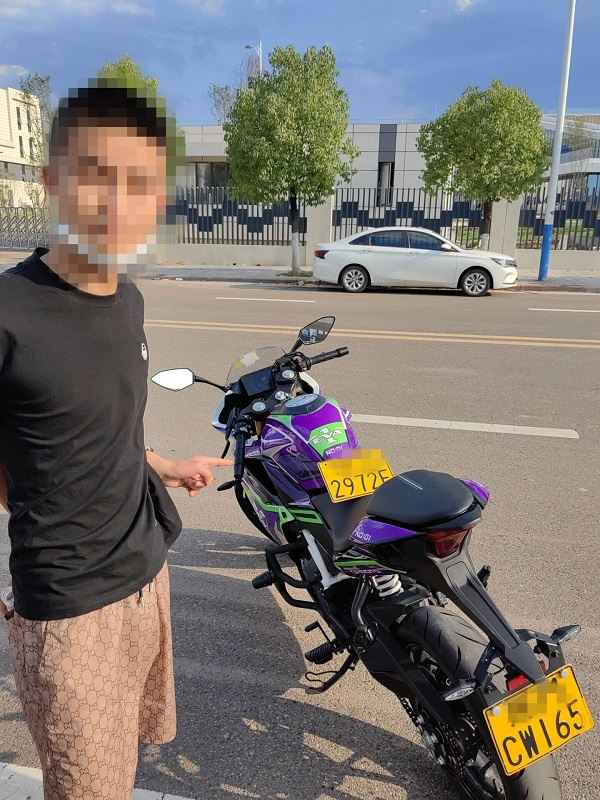 搶劫嫌疑人孟某指認(rèn)被盜車和更換的假牌照。資陽(yáng)市公安局雁江區(qū)分局供圖
