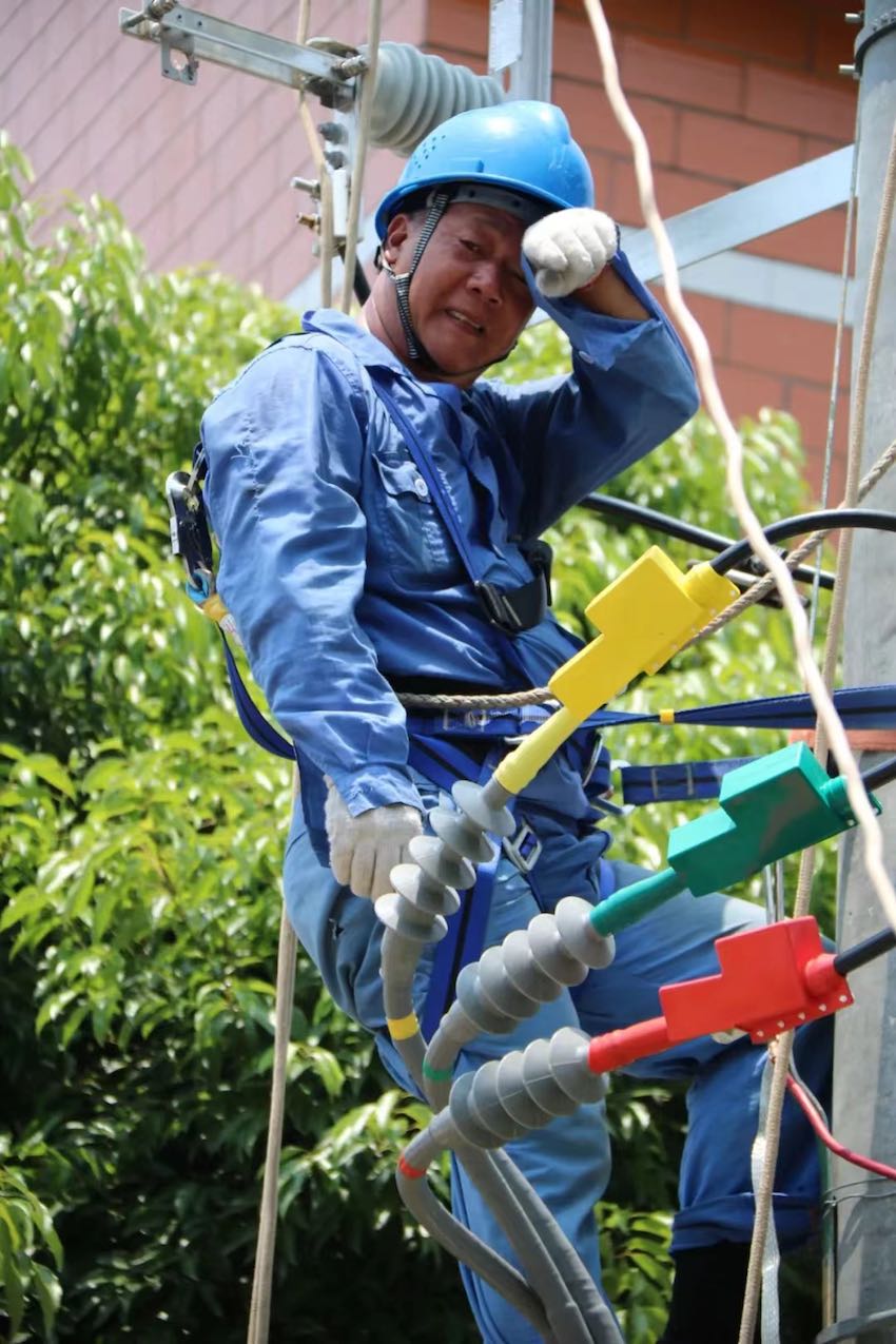 成都多日最高氣溫達(dá)到40度以上，圖為揮汗如雨的電力工人。國網(wǎng)電力供圖