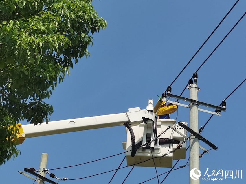 唐祿軍正在進(jìn)行高空帶電作業(yè)。人民網(wǎng) 郭瑩攝