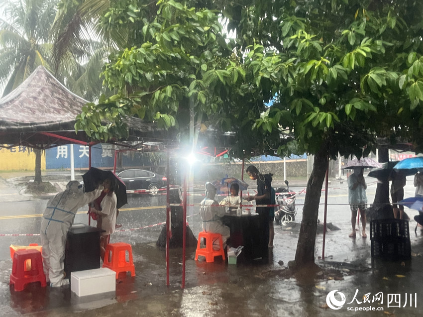 暴風(fēng)雨下的全民抗疫。游青燕攝
