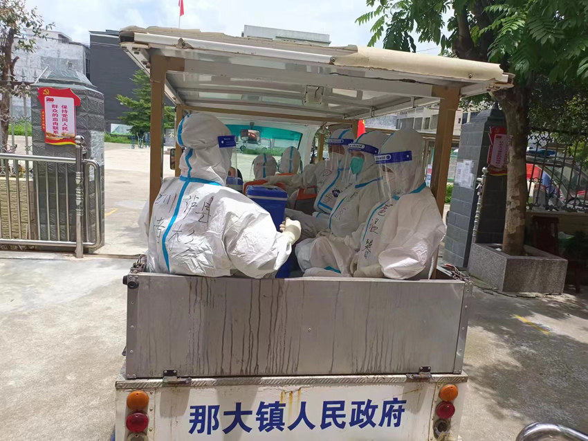 核酸采樣的路上。游青燕攝