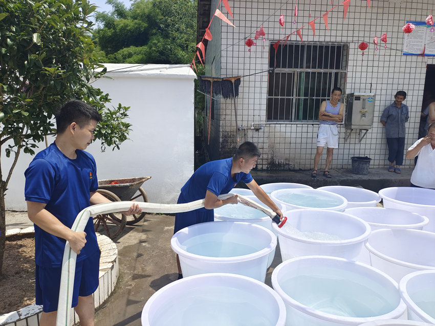 南充市消防員為群眾送水。南充市消防救援支隊供圖