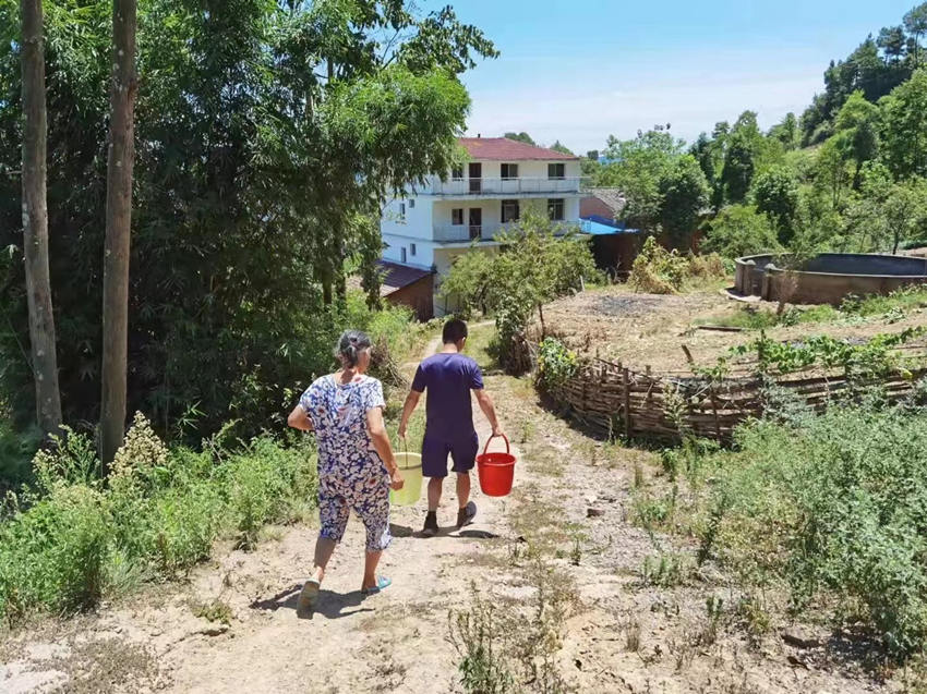針對行動不便的老人，消防員提水上門。達(dá)州市消防救援支隊供圖