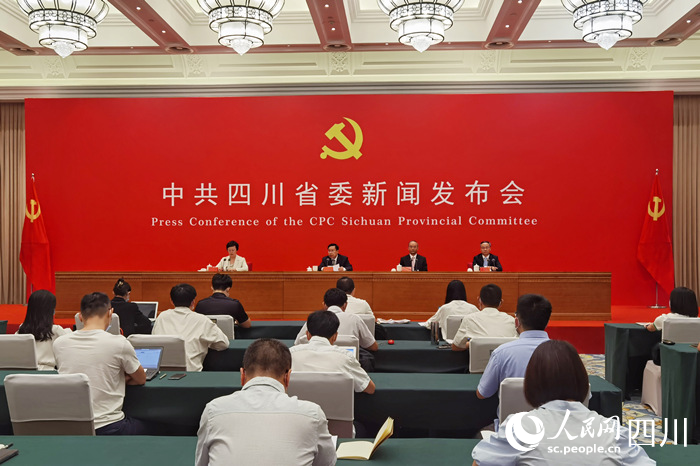 8月18日，“中國這十年·四川”主題新聞發(fā)布會在成都召開。 人民網 王洪江攝