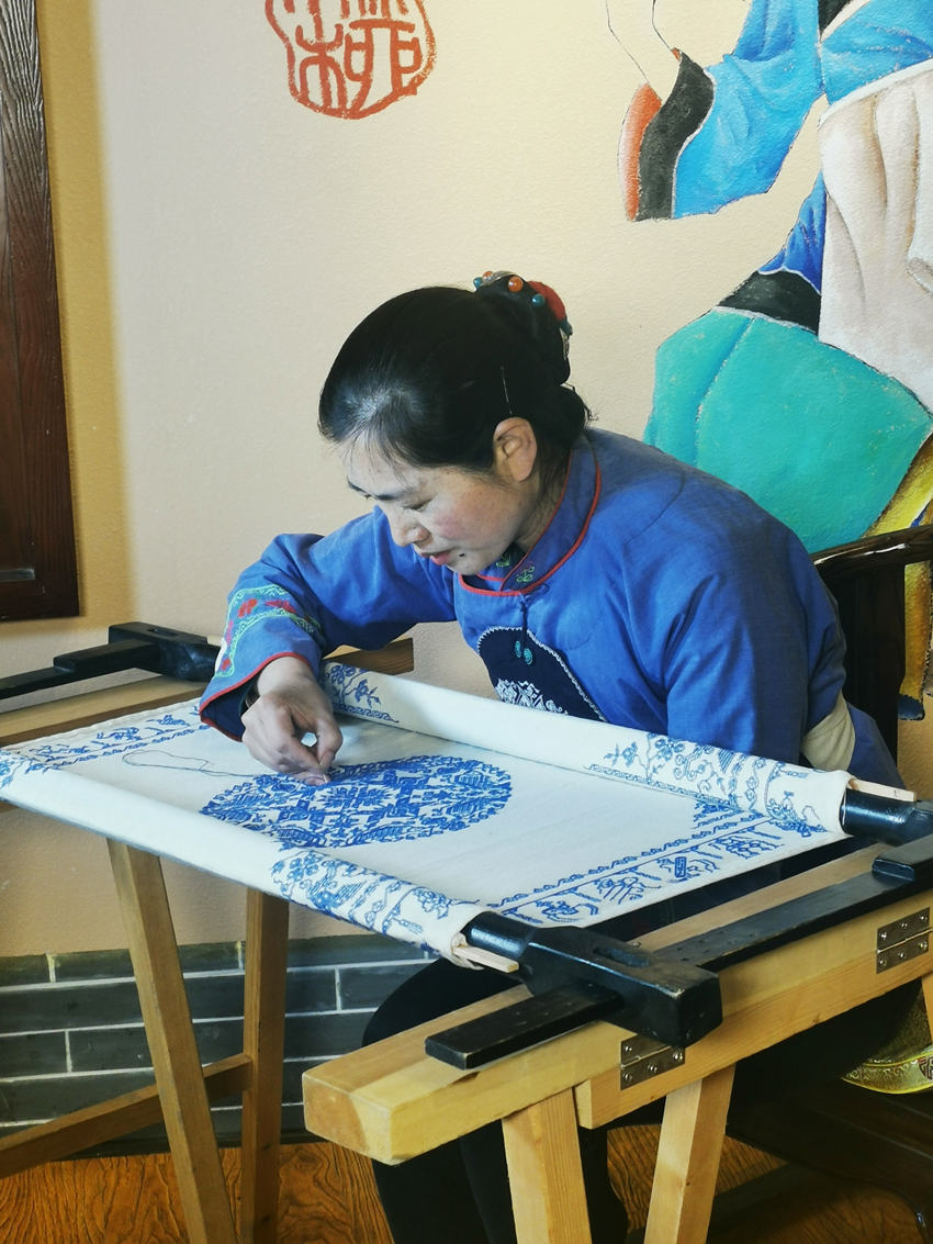 張菊花繡制麻柳刺繡。張菊花供圖