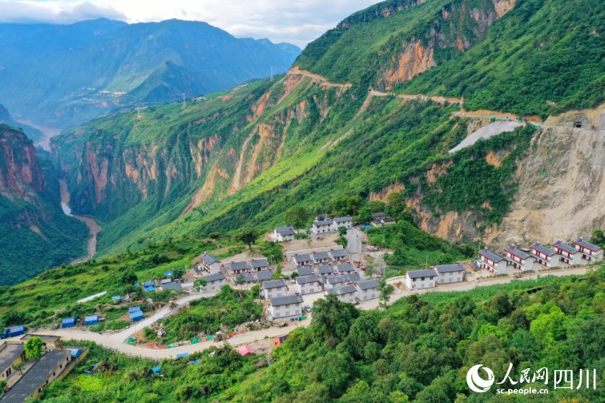 布拖縣阿布洛哈村，是全國最后一個通公路的建制村。王德攝
