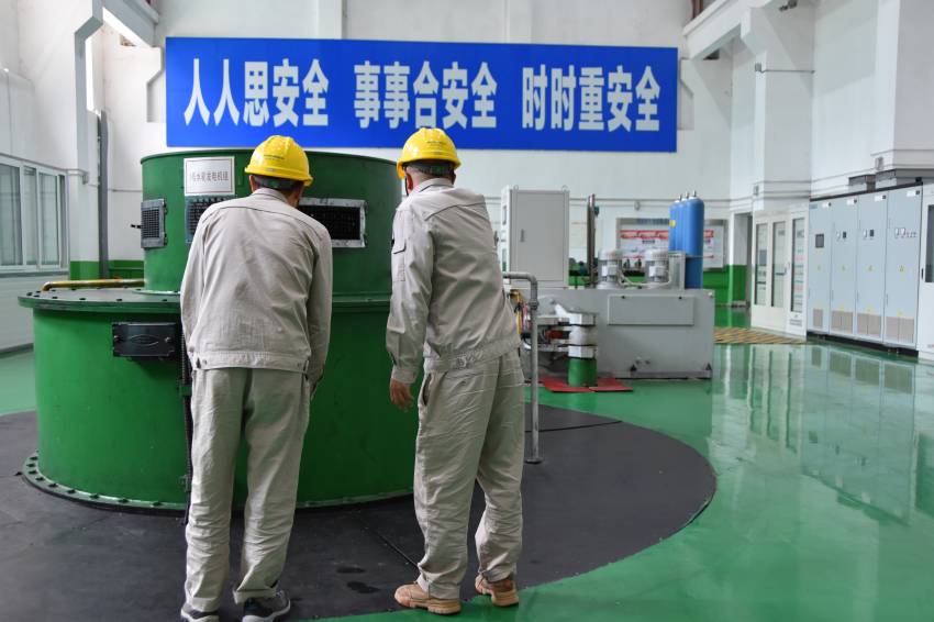 發(fā)電機組系統(tǒng)體檢。國網(wǎng)四川岷江供電有限公司供圖