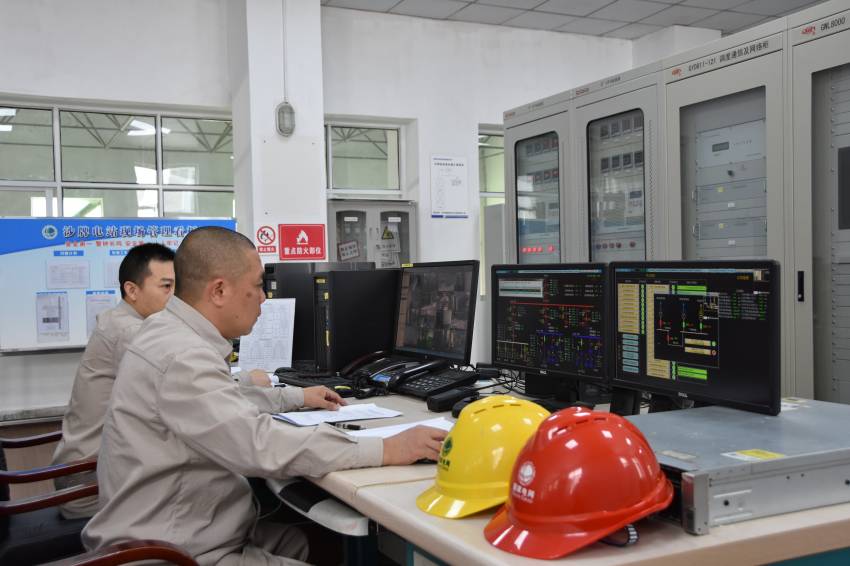 沙牌電站中控室運維值班。國網(wǎng)四川岷江供電有限公司供圖