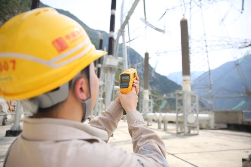 戶外設(shè)備測溫。大唐甘孜水電公司供圖