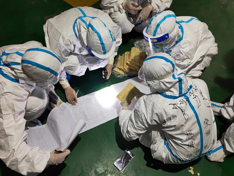 志愿者深夜核對信息。
