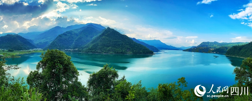 雷波旅游資源豐富，圖為全國(guó)第三大高山深水湖泊馬湖。楊琳攝