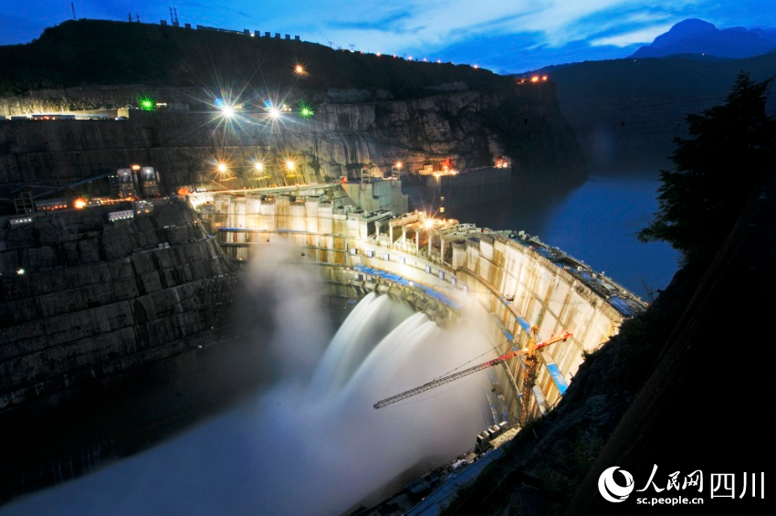 雷波水電、風(fēng)能資源富集，金沙江上的溪洛渡水電站，是中國(guó)第三、世界第四大水電站。楊琳攝