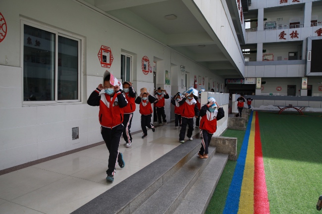 甘孜州康定市實驗小學(xué)參與地震預(yù)警演練。四川省地震局供圖