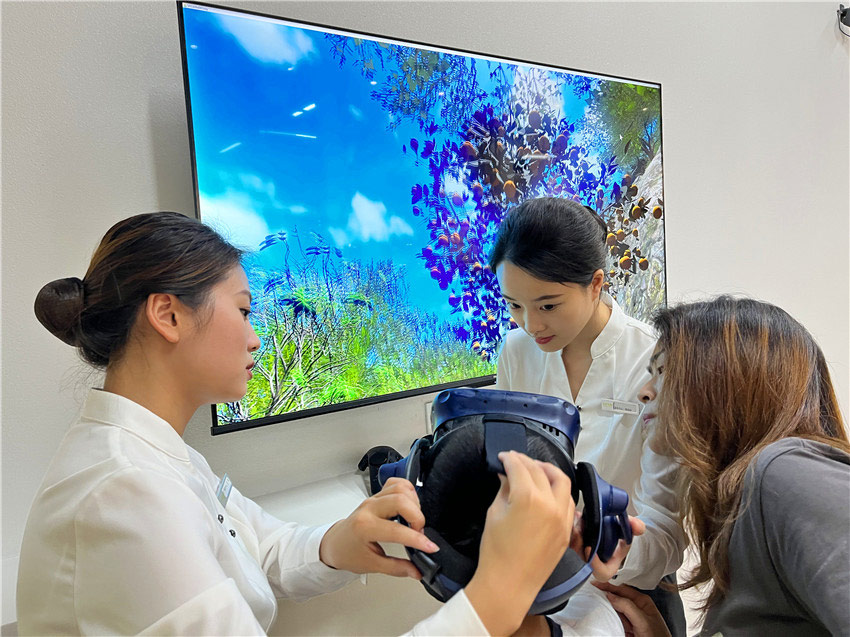 用VR“體驗暢游”中醫(yī)藥世界。天府中藥城供圖
