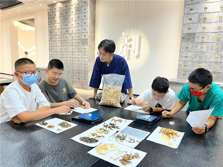中藥制劑展示區(qū)。天府中藥城供圖