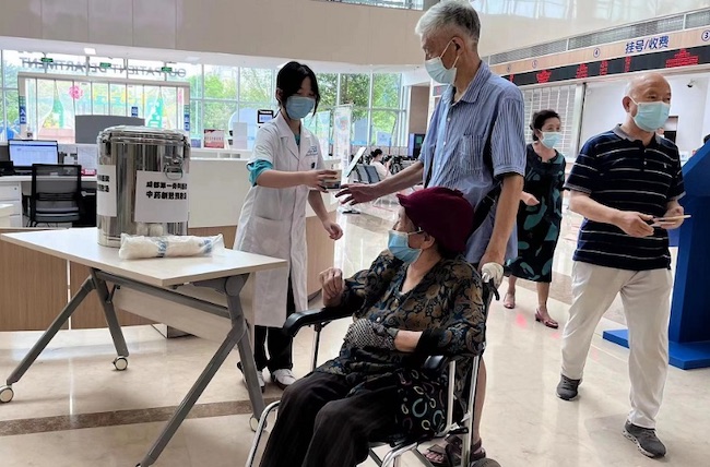 成都第一骨科醫(yī)院熬制新冠肺炎預防湯供市民和就診患者免費飲用。醫(yī)院供圖